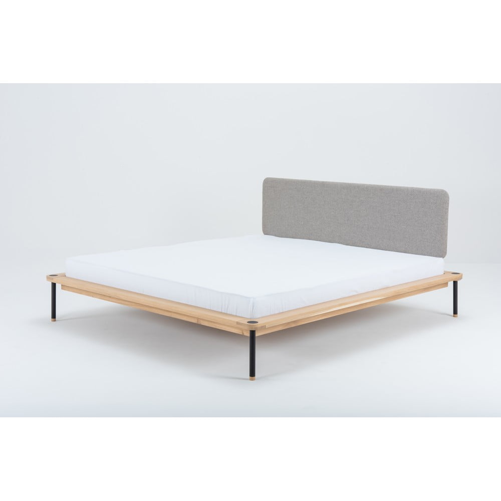 Dvojlôžková posteľ z dubového dreva Gazzda Fina Nero 180 x 200 cm