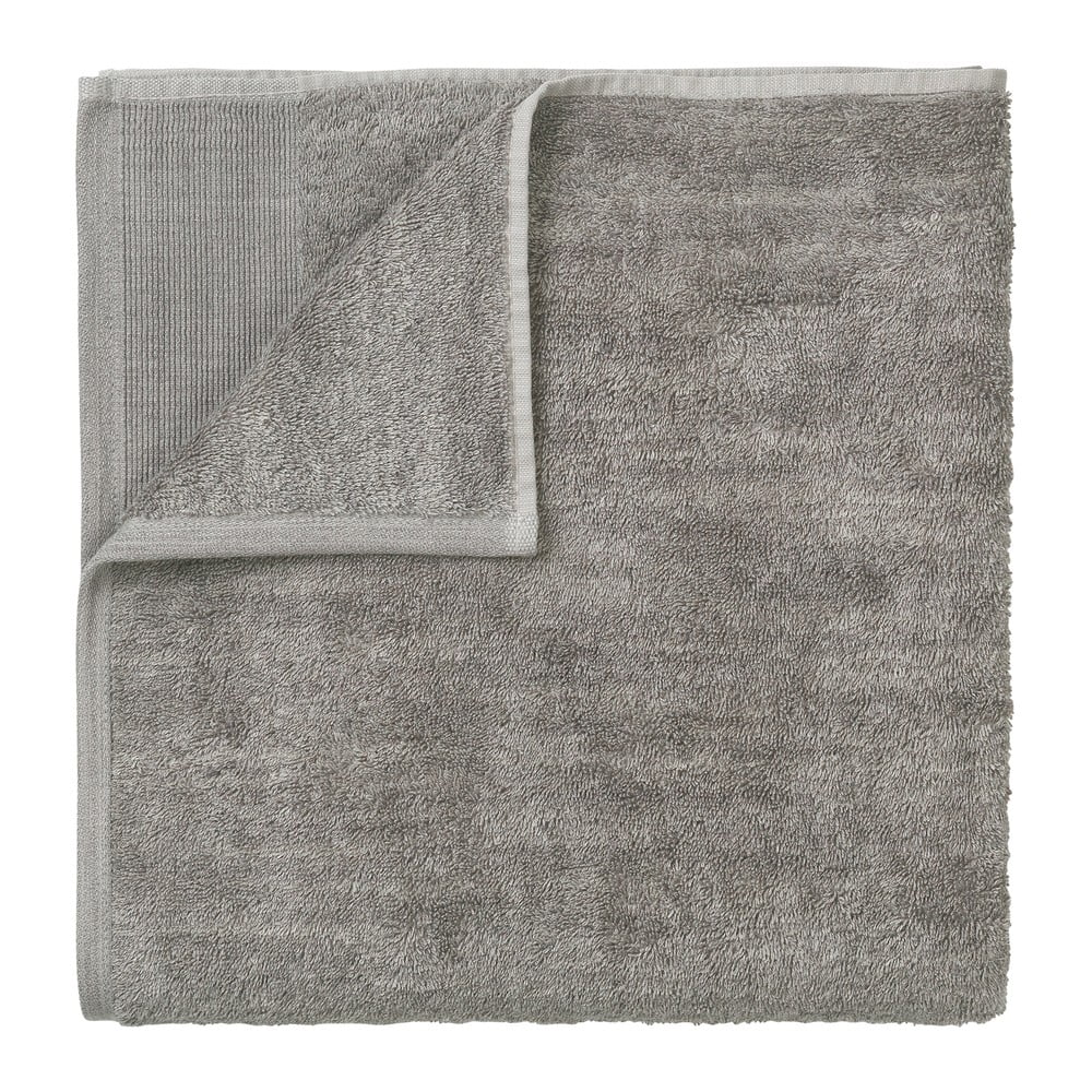 Sivý bavlnený uterák Blomus 100 x 50 cm