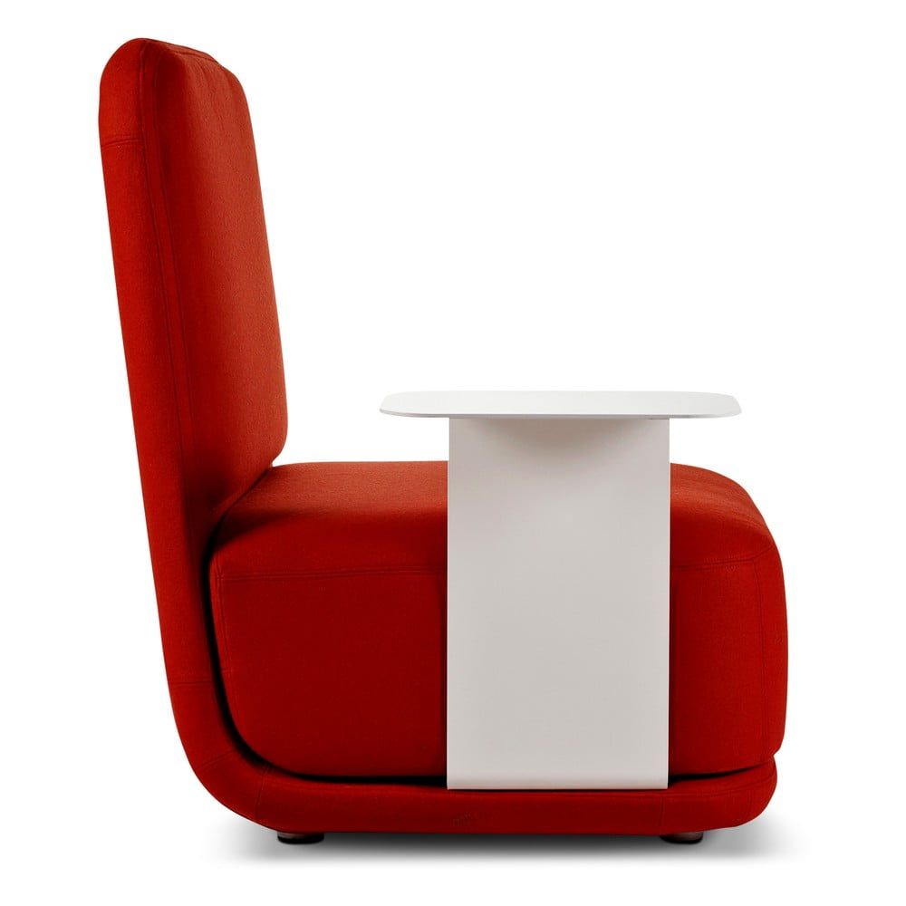 Červené kreslo s bielym kovovým stolíkom Softline Standby High  Side Table